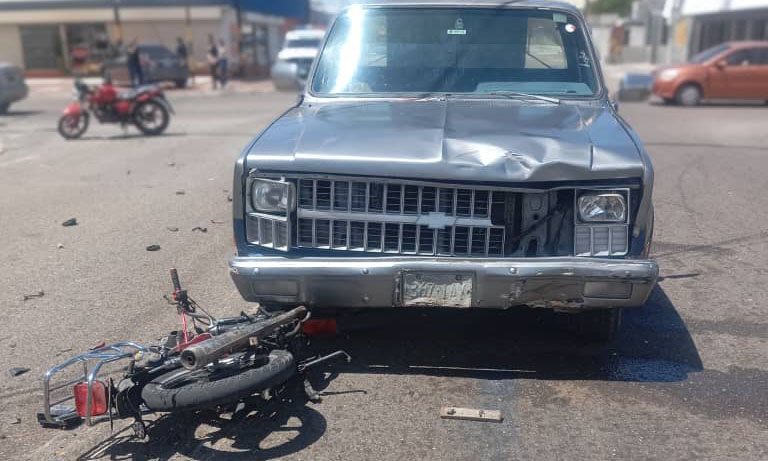 Choque Entre Moto Y Un Carro Deja Un Herido Frente A Los Niveles La