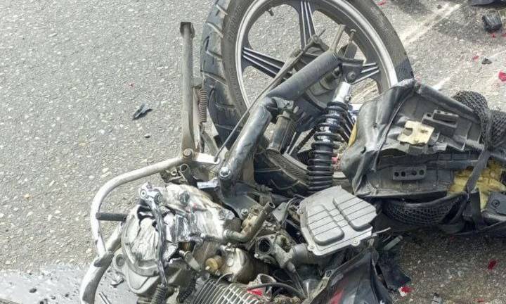 Una fallecida y un herido causa choque entre moto y un camión en la C1