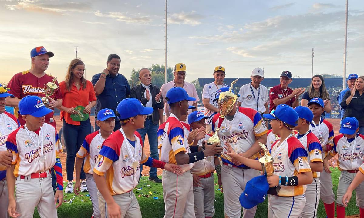 Gobernador Manuel Rosales acompañó a las Águilas del Zulia en su primer  juego en el Luis Aparicio - Qué Pasa