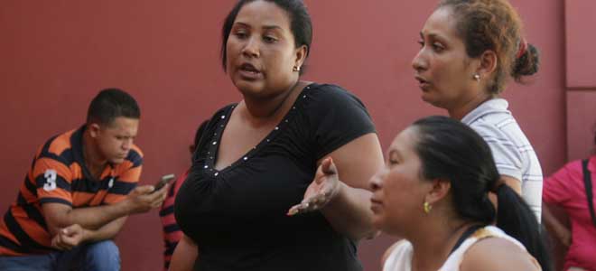 Los parientes del funcionario amenazaron con no dejar salir el cuerpo si no se lo entregaban a ellos. (Foto: Juan Guerrero)