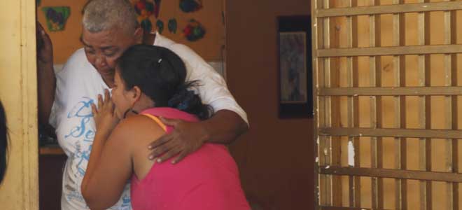 Los familiares del occiso estaban llorando en el frente de la casa familiar (Foto: Gabriela Sanz )