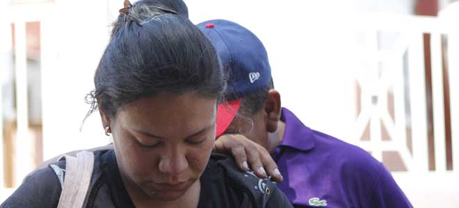 Los familiares de las vu00edctimas se abrazaban unos a otros para consolarse. (Foto: Gabriela Sanz)