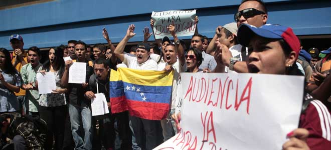 Los ju00f3venes entregaron un documento. (Foto: Jhair Torres)