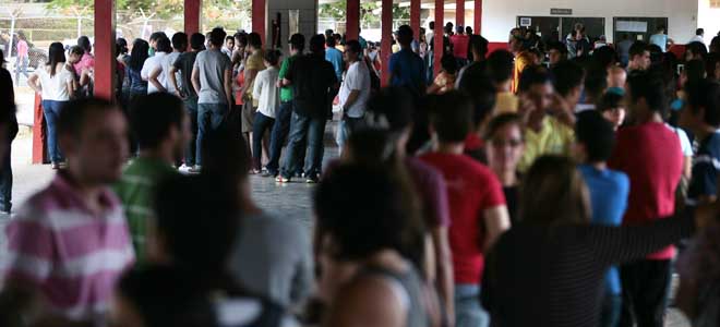 En el punto de inscripciu00f3n en el Registro Electoral estuvieron los ju00f3venes acompau00f1ados por sus representantes. (Foto: Jhair Torres)