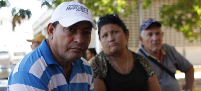 Los familiares detallan lo ocurrido en la morgue forense. (Foto: Juan Guerrero)