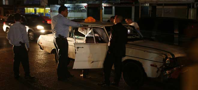 Los funcionarios de la Policu00eda cientu00edfica haciendo las inspecciones preliminares al carro de la lu00ednea La Limpia. (Foto: Odailys Luque)