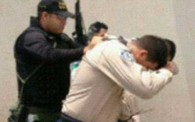 A los policu00edas extorsionadores los trasladaron a la sede del GAes. (Foto: Cortesu00eda)