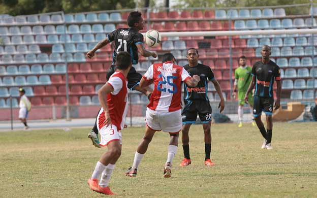 Yohan Gonzu00e1lez (21) generu00f3 peligro por la banda derecha y abriu00f3 la cuenta por JBL en el primer tiempo. (Foto: Gabriela Sanz)