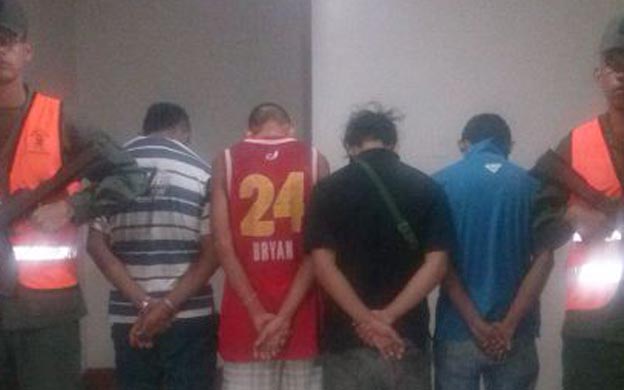 Funcionarios de la GNB detuvieron a cuatro sujetos por presunta incitaciu00f3n al saqueo en un supermercado de Maracaibo (Foto: Prensa GNB)