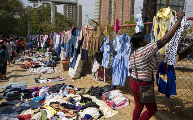 En el "mercado de los corotos" no caben todos los vendedores. (Foto: Josu00e9 Nava)