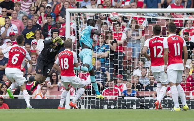 Cheikhou Kouyate peinu00f3 el balu00f3n por encima de Peter Cech para abrir el marcador. Foto: EFE