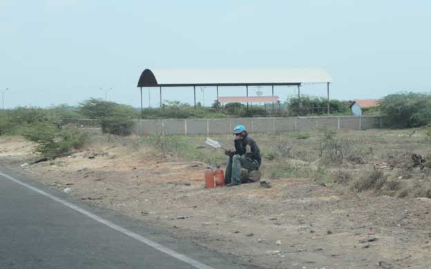 Los u201cbachaquerosu201d muestran su oferta de gasolina a un lado de la carretera. (Fotos: Dabelis Delgado)