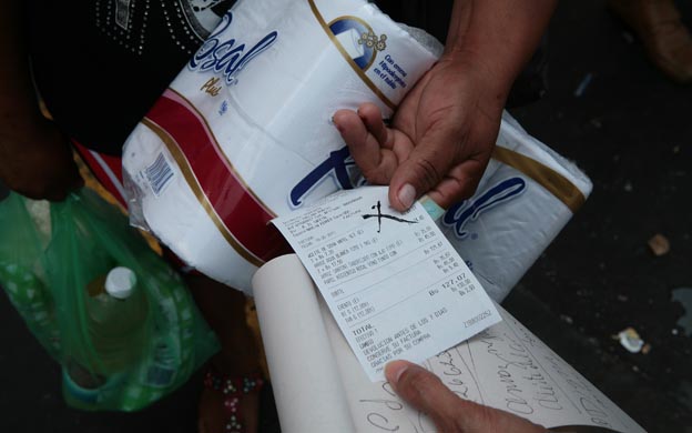 El reporte seu00f1alu00f3 ademu00e1s que u201cel poder adquisitivo del venezolano cae a niveles sin precedentes: una familia con un salario mu00ednimo solo puede adquirir un tercio de los alimentos bu00e1sicosu201c