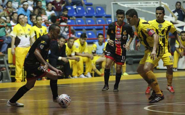 Guerreros estu00e1 encaminado a ser el primer equipo en ganar dos veces el Torneo Superior Futsal. (Foto: Gabriela Sanz)