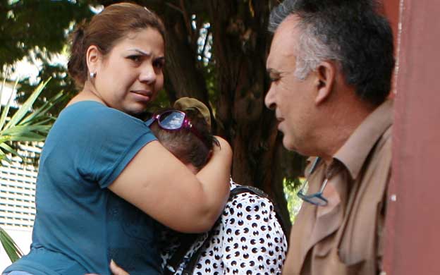 Los parientes del occiso llegaron poco a poco a la morgue para brindarse consuelo mutuamente. (Foto: Juan Guerrero)