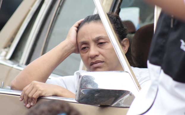 La esposa de la vu00edctima contu00f3 afuera de la morgue cu00f3mo liquidaron a su pareja. (Foto: Juan Guerrero)u00a0