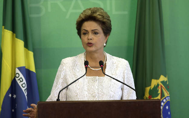 La presidenta brasileu00f1a realiza un pronunciamiento desde el Palacio del Planalto en Brasilia. (Foto: EFE)