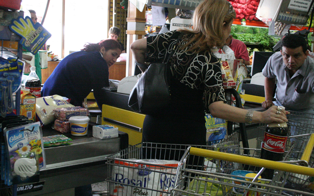 Cada cadena de supermercados tiene una determinaciu00f3n de los du00edas de abasto para el personal para evitar la recurrencia en facturaciones y sospechas de u201cbachaqueou201d.