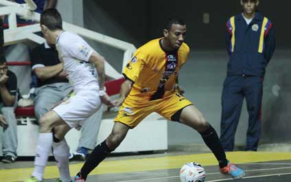 Paolo Su00e1nchez guiu00f3 a su equipo a la victoria con dos anotaciones. (Foto: Ivu00e1n Lugo)
