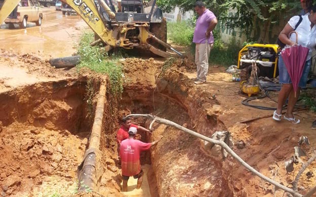Trabajadores de Hidrolago repararon una tuberu00eda del sector Los Bucares (Foto: Prensa)
