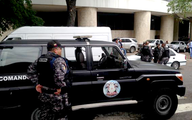 Funcionarios del Sebin detuvieron a Quiu00f1ones en su residencia. (Foto: Archivo)