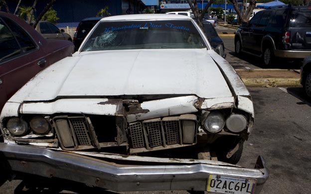 Una de las piedras que arrojaron contra el carro partiu00f3 el vidrio delantero. u00a0Foto: Josu00e9 Nava