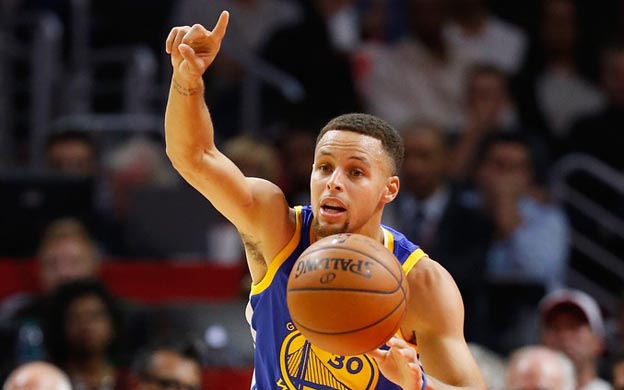 Stephen Curry superu00f3 por cuarta vez en la temporada la barrera de los 40 puntos.