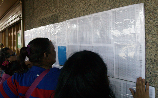 Los compradores se encontraron con los nuevos listados en las afueras de las tiendas. (Foto: Alejandro Paredes Pu00e9rez)