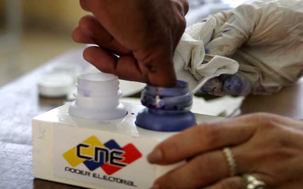 Cerca de la mitad de la poblaciu00f3n venezolana desconfu00eda del sistema electoral. (Foto: Marifu00e9 Cuauro)