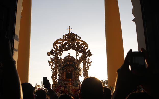 La Virgen Morena se despidiu00f3 de sus devotos a las 6.45 de la mau00f1ana al ingresar a la Basu00edlica. (Fotos: Dabelis Delgado)u00a0