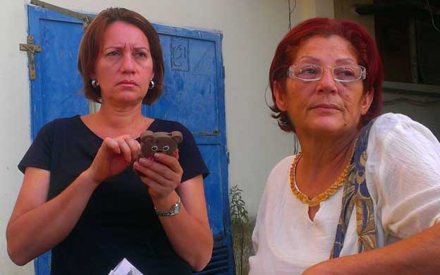 Maru00eda Melu00e9ndez y otras hermanas del dirigente polu00edtico esperan la entrega del cadu00e1ver. (Fotos: Crisbelis Salas)