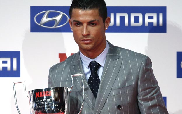 Cristiano recogiu00f3 hoy el trofeo 'Pichichi' entregado por el diario Marca al mu00e1ximo goleador de la pasada temporada. Foto: EFE