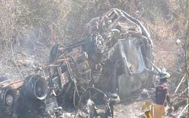 La gandola se quemu00f3 por completo. (Foto: Cortesu00eda Diario de Los Andes)
