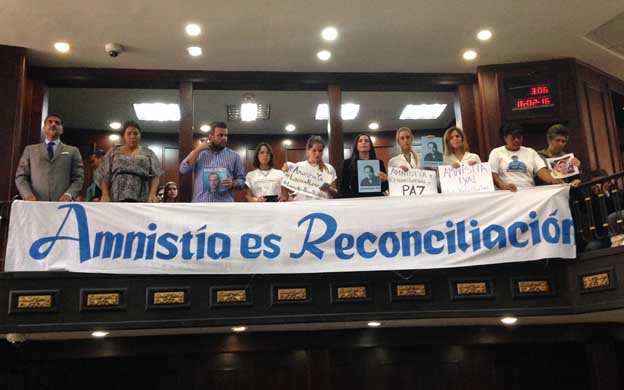 Familiares de los presos polu00edticos con parcartas y consignas exigieron su liberaciu00f3n. (Foto: Cortesu00eda)