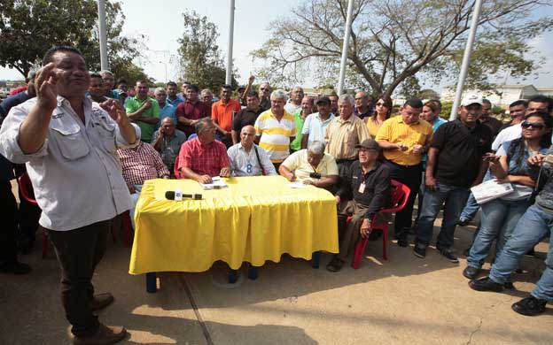 Transportistas discutieron en la plaza de Las Banderas las medidas a tomar antes de reunirse con IMTCUMA. (Foto: Alejandro Paredes Pu00e9rez)