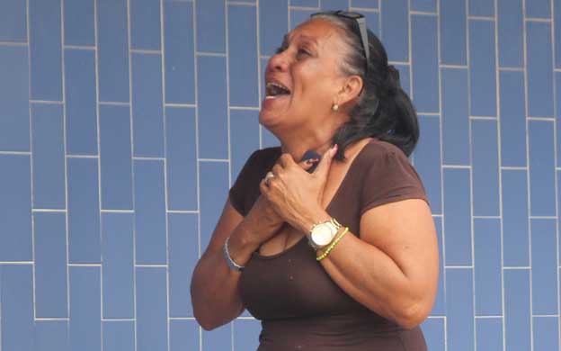 Una pariente de Josu00e9 Daniel llora en la sede de la Policu00eda cientu00edfica. (Foto: Josu00e9 Nava) u00a0