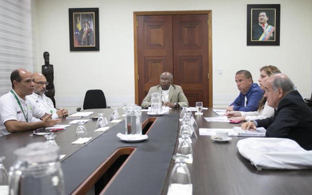 El vicepresidente Aristobulo Istu00fariz se reuniu00f3 con representantes de los centros comerciales del pau00eds y funcionarios del Ministerio para la Energu00eda Elu00e9ctrica. (Foto: Twitter @ViceVenezuela)
