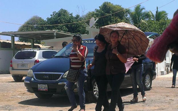 Los familiares y los amigos lloraban mientras caminaban detru00e1s del carro fu00fanebre. (Foto: Jolitze Isea Garcu00eda)