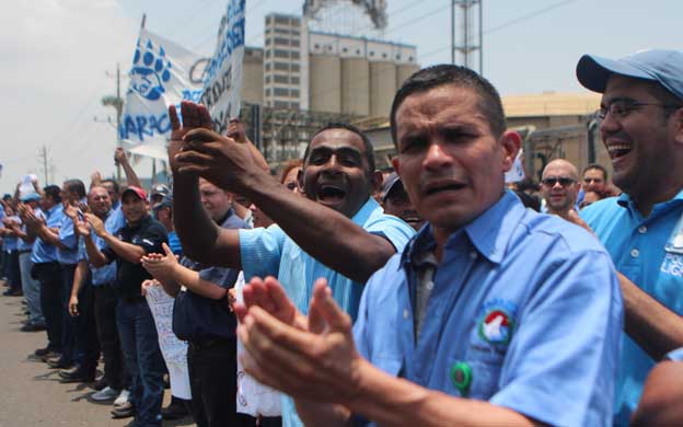Trabajadores de Polar se mantienen en vigilia hasta que el Ejecutivo les du00e9 respuesta de la materia prima. (Foto: Jhair Torres)