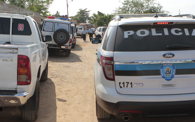 Los funcionarios de la Policu00eda cientu00edfica estudiaron la escena de casa enfrentamiento. Foto: Archivo