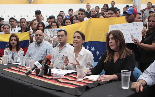 Trabajadores del Sambil protestan por las limitaciones elu00e9ctricas que impiden el funcionamiento u00f3ptimo del centro comercial. (Fotos: Jhair Torres)