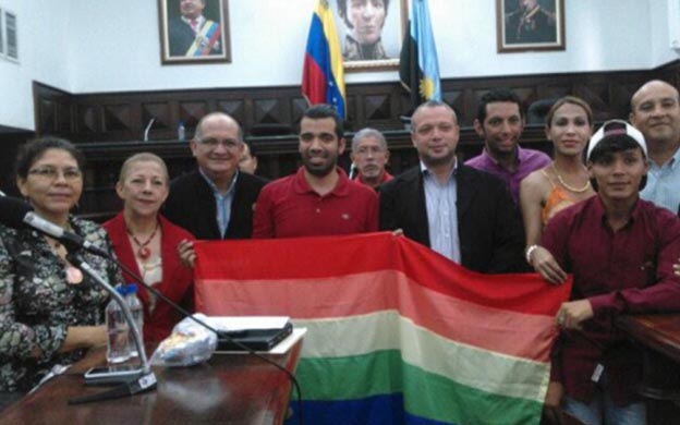 Los miembros de las comunidades sexo diversas acudieron al debate en el CLEZ.