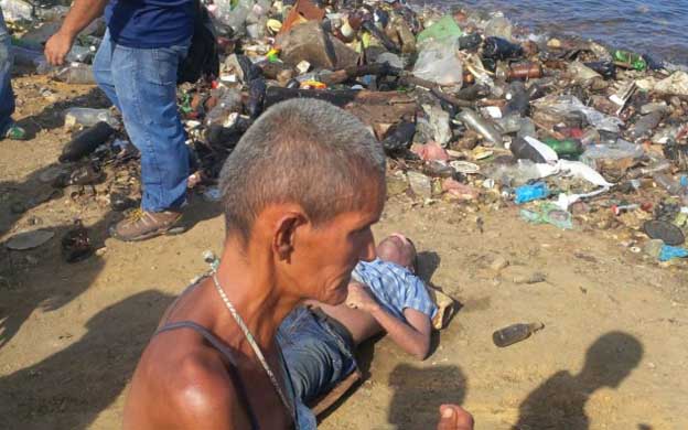 El cadu00e1ver permaneciu00f3 por horas frente a los curiosos. (Foto: Cortesu00eda)