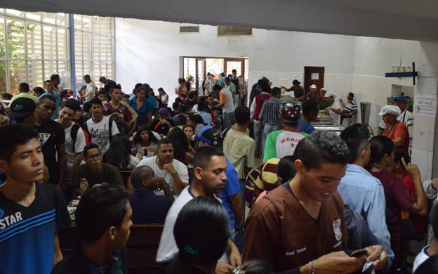 Los estudiantes hicieron cola desde las 10.00 de la mau00f1ana. (Foto: Alejandro Paredes)