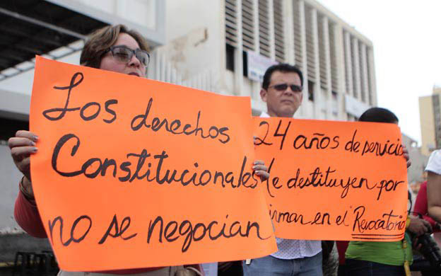 Con pancartas en mano los manifestantes seu00f1alaron que no existen motivos legales que justifiquen sus despidos. (Foto: Jhair Torres)