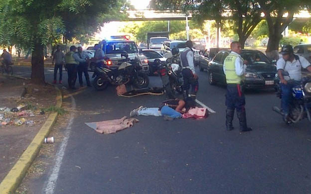 El cadu00e1ver se desangru00f3 sobre el pavimento. (Foto: Cortesu00eda Noticiaaldu00eda)