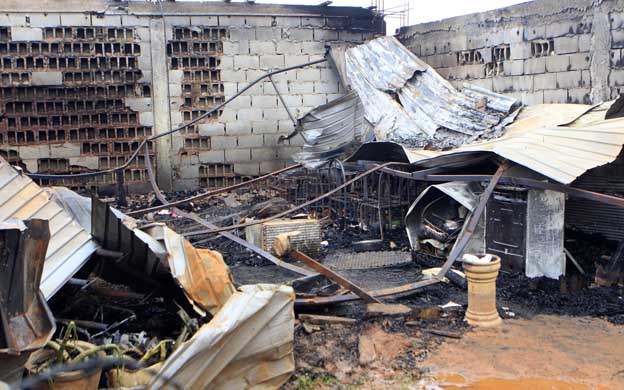 El rancho fue consumido por las llamas. (Fotos: Josu00e9 Gil).