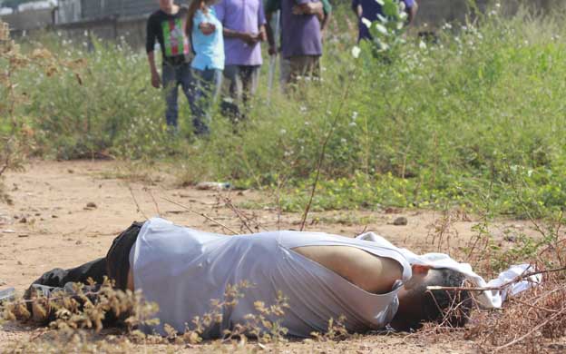 El cadu00e1ver permaneciu00f3 por horas en la vu00eda pu00fablica. (Foto: Josu00e9 Nava)