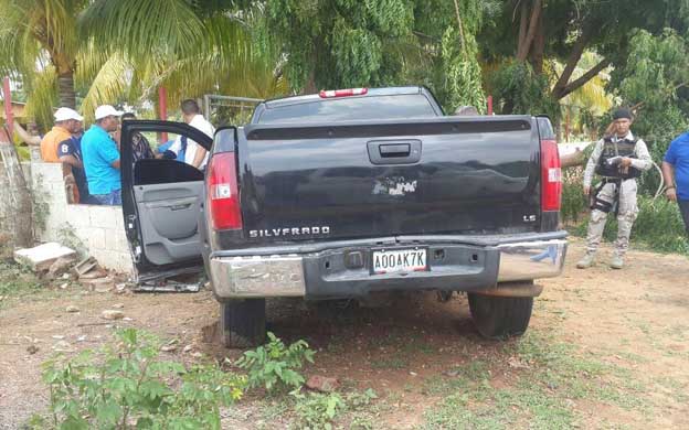 El delincuente estrellu00f3 la camioneta negra contra un u00e1rbol. (Foto: Cortesu00eda CPBEZ)