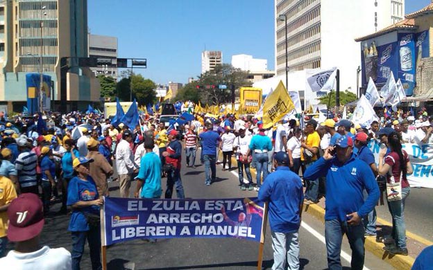 En Cecilio Acosta con Delicias los manifestantes entregan folletos a los transeu00fantes (Fotos: Alejandro Paredes / Twitter)